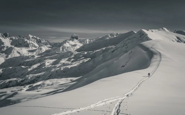 Alpiniste sur un chemin de montagne