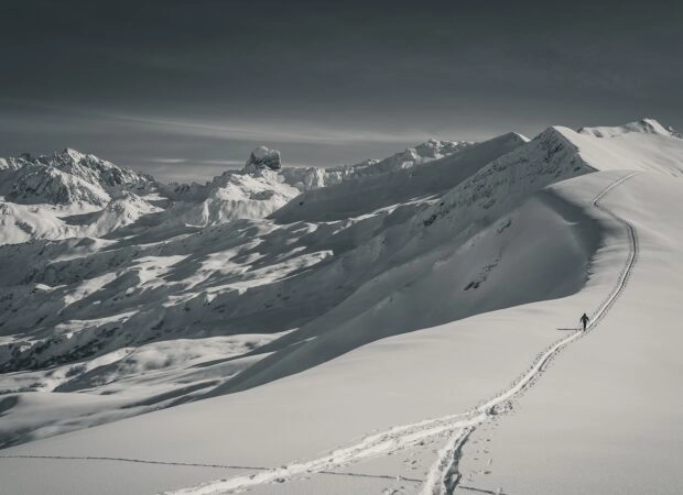 Alpiniste sur un chemin de montagne