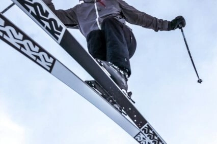 skieur realisant un saut