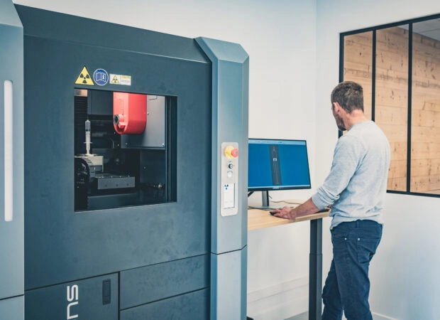 Expert en contrôle par rayons X sur tomographe