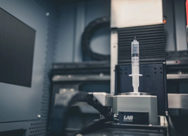 Analyse d'une seringue médicale en plastique dans un tomographe à rayons X