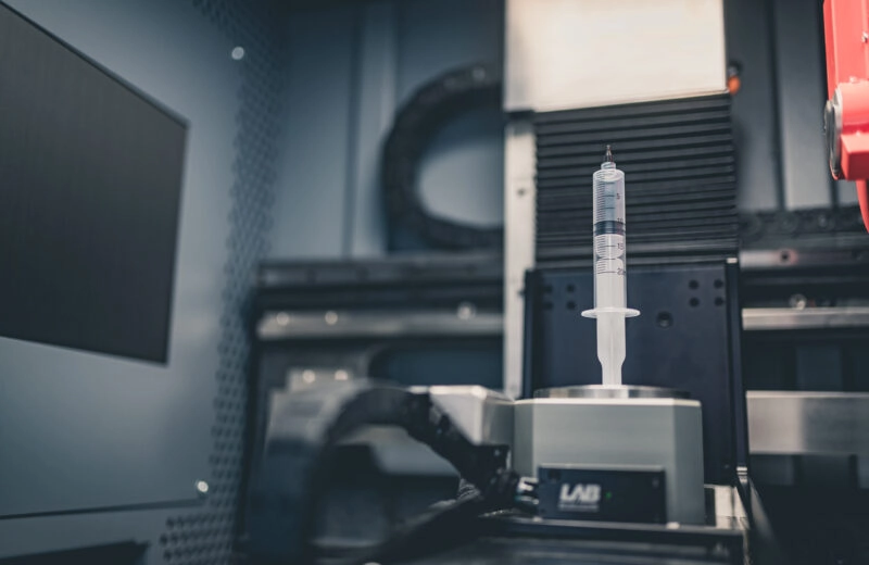 Analyse d'une seringue médicale en plastique dans un tomographe à rayons X