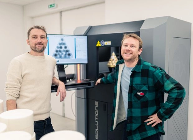 Opérateurs rayons X heureux devant leur tomographe