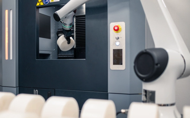 un robot collaboratif qui charge un tomographe